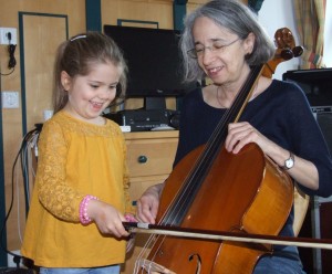 Das Cello von Adelheid Disselkamp weckt Begeisterung